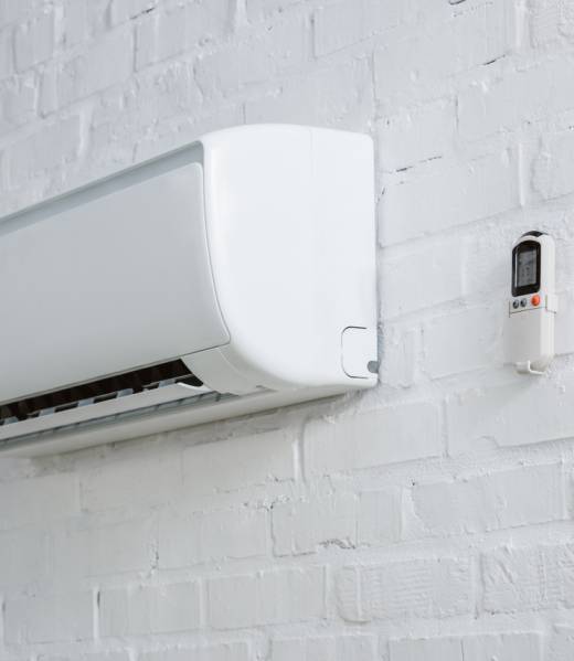 air-conditioner-hanging-on-white-brick-wall-with-r-2024-11-17-19-01-01-utc_Easy-Resize.com